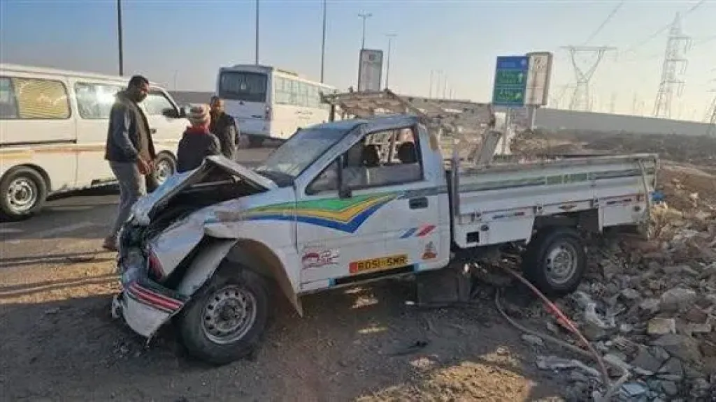 إصابة 11 عاملا في انقلاب سيارة نصف نقل على طريق السويس
