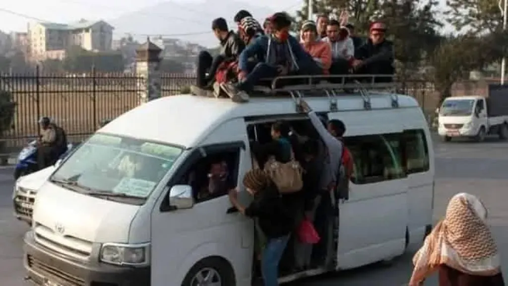 أزمة مواصلات خانقة في موقف محيي الدين ببني سويف