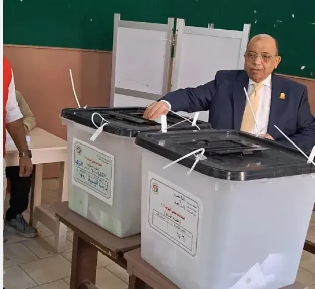 اللواء محمود شعراوي يدلى بصوته فى انتخابات النواب بمدرسة ليسية الحرية|صور