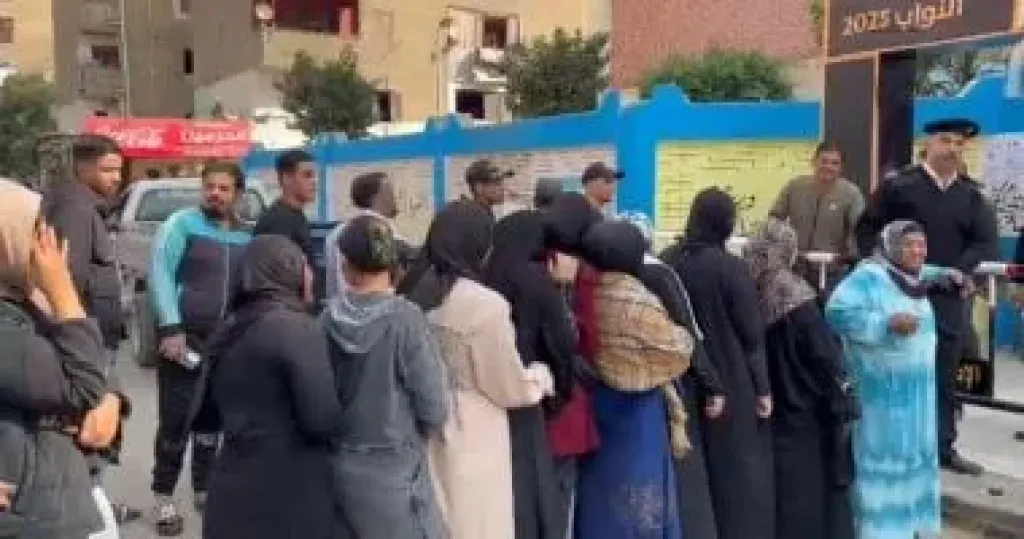 تزايد أعداد الناخبين أمام لجان مدينة السلام للتصويت بانتخابات النواب