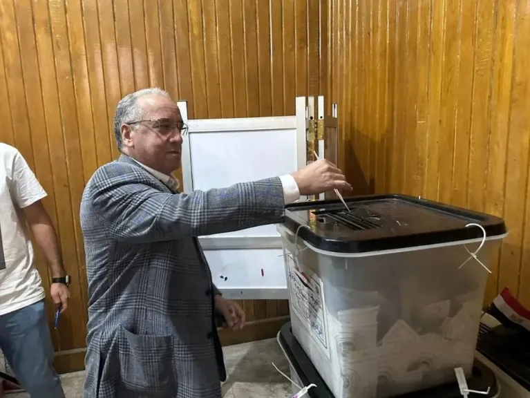 رئيس شركة مترو الأنفاق يدلى بصوتة بمقر لجنتة الإنتخابية بالتجمع الخامس