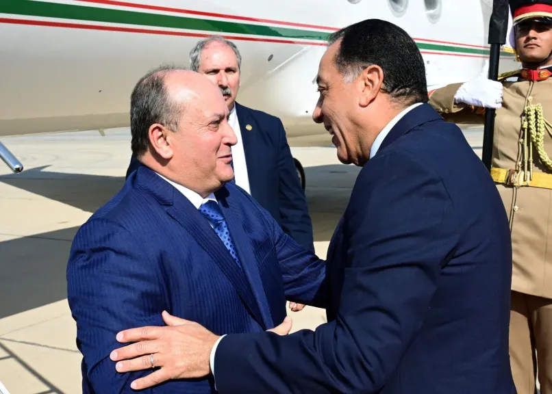 رئيس الوزراء يستقبل الوزير الأول للجزائر بمطار القاهرة الدولى