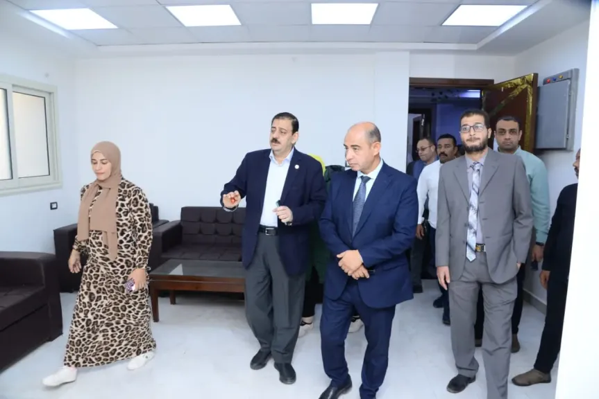 الدكتور خالد عبد العزيز مدير المستشفى الرئيسي يستقبل الأستاذ الدكتور محمد عدوي