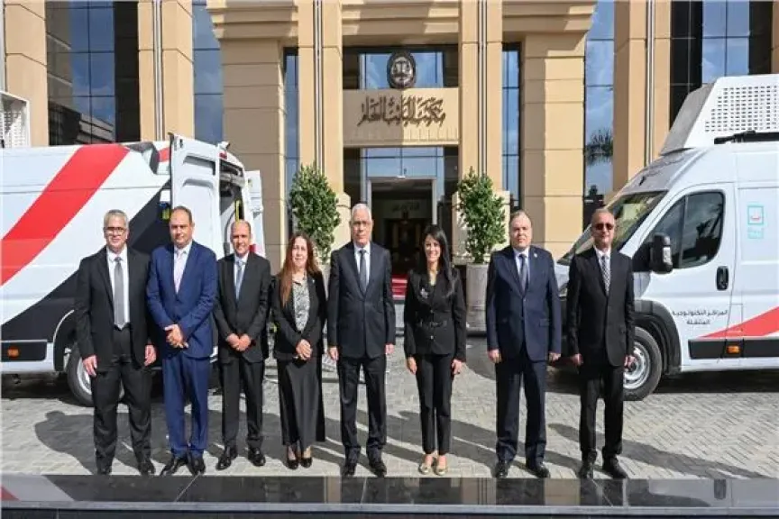 النيابة العامة تستقبل وزيرة التخطيط لتسليم مركباتٍ ذكية لتقديم خدماتها الرقمية للمواطنين