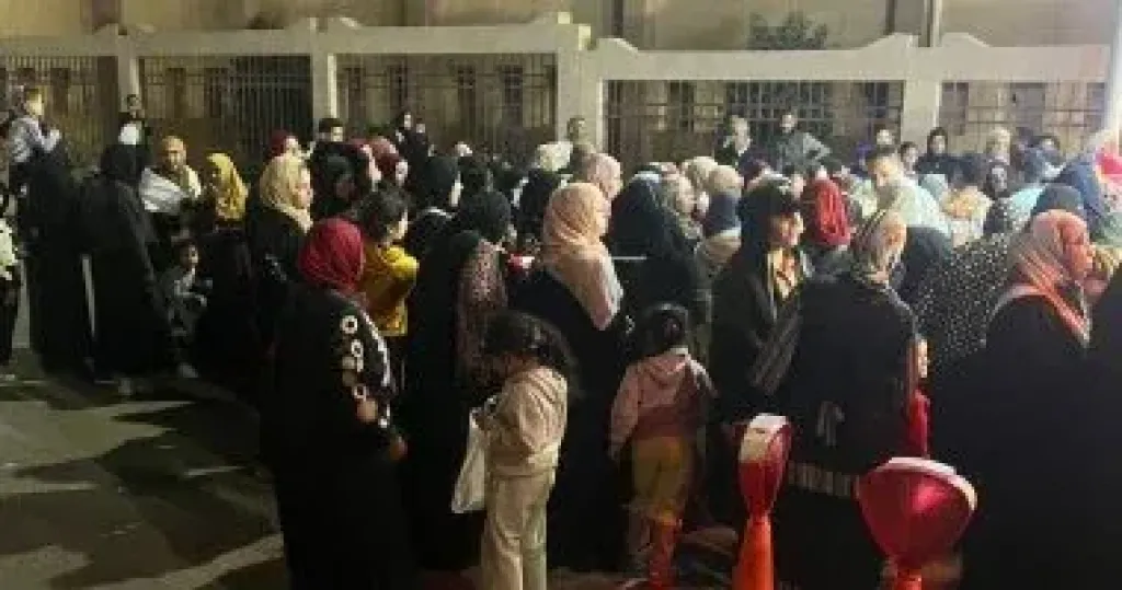 طوابير للسيدات قبل غلق باب التصويت في انتخابات النواب.. صور