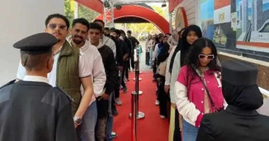 تزايد أعداد الناخبين أمام لجان الزيتون للتصويت بانتخابات النواب