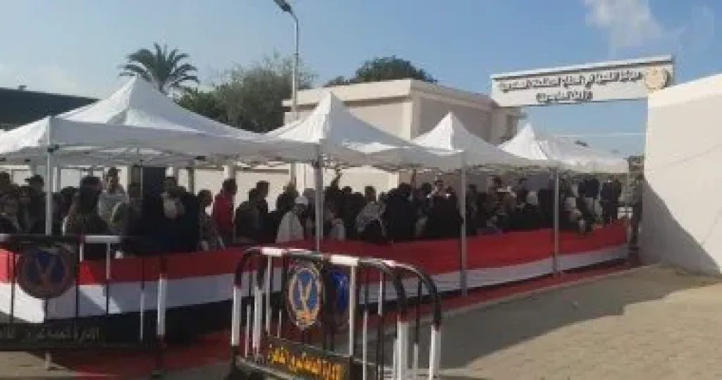 تزايد أعداد المواطنين أمام لجان السيدة زينب للتصويت بانتخابات النواب