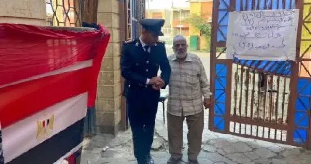الشرطة تساعد كبار السن للوصول للجان بولاق أبو العلا بانتخابات النواب