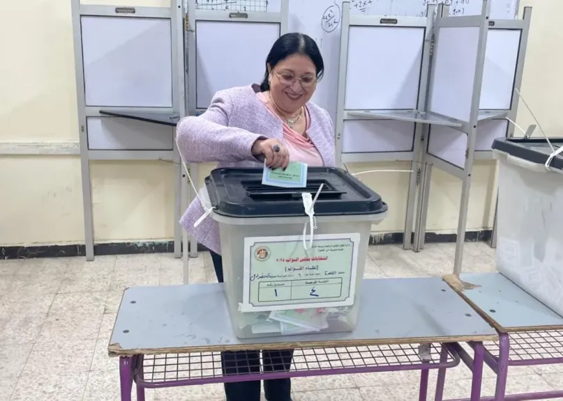 نائبة وزيرة التضامن الاجتماعي تدلي بصوتها في انتخابات مجلس النواب