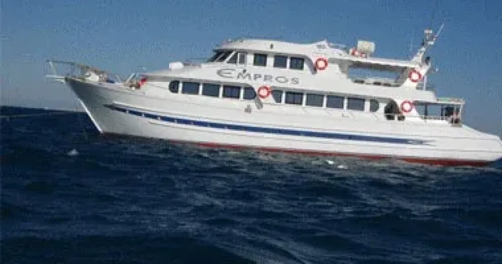 إنقاذ 30 شخصا بينهم 21 سائحا بعد شحوط لنش سياحي بمرسى علم