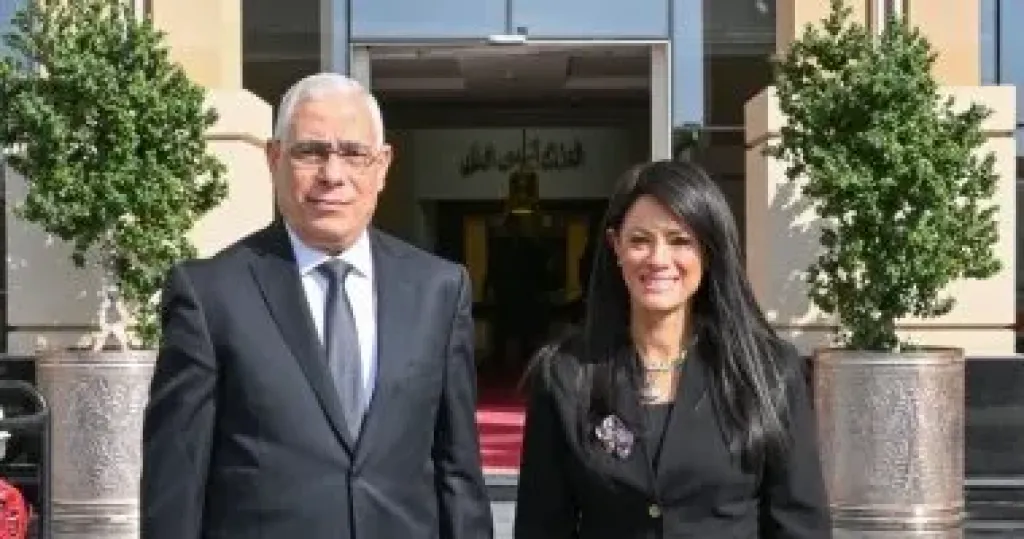 النيابة العامة تسلم وزيرة التخطيط مركباتٍ ذكية لتقديم خدمات رقمية للمواطنين