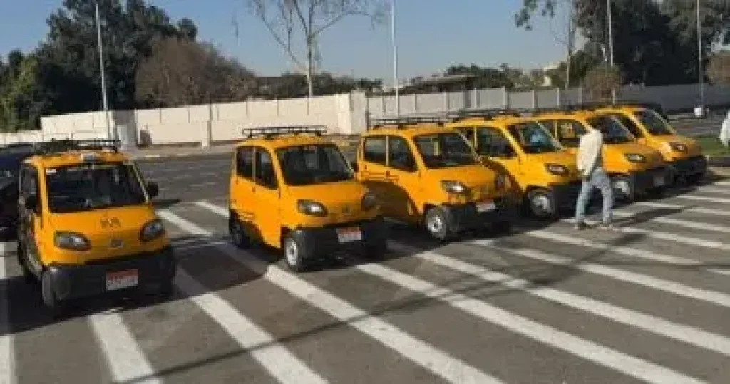تسليم سيارات حضارية جديدة بديلة للتوكتوك للمشاركين بمنظومة الاستبدال
