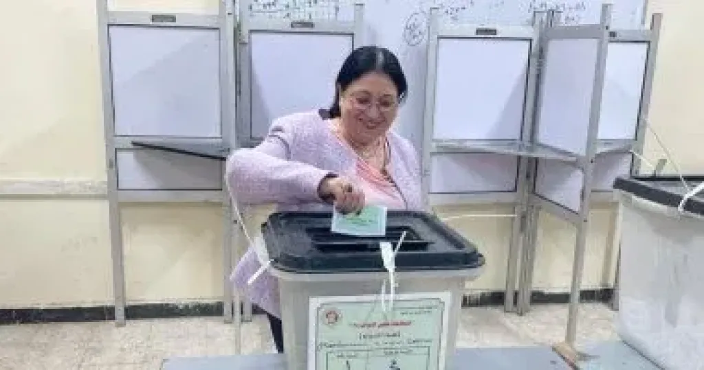 نائبة وزيرة التضامن تدلي بصوتها في انتخابات مجلس النواب