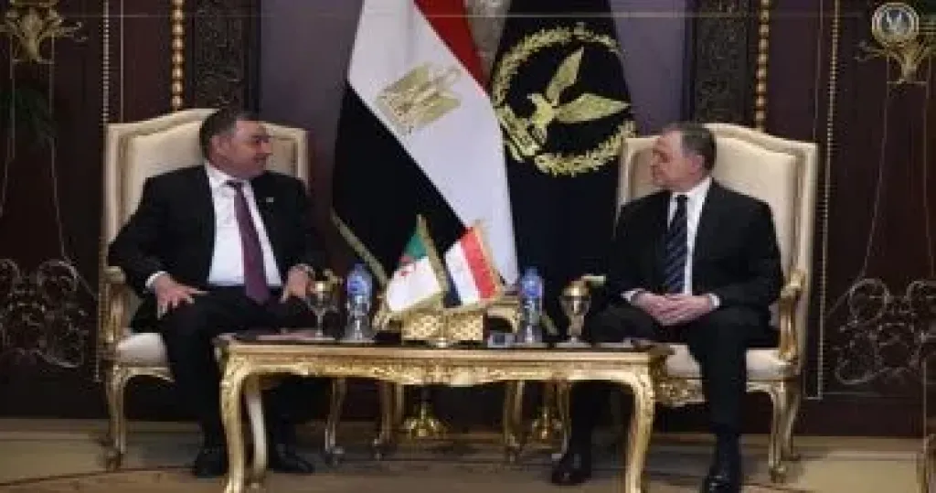 وزير الداخلية يستقبل نظيره الجزائري لبحث علاقات التعاون