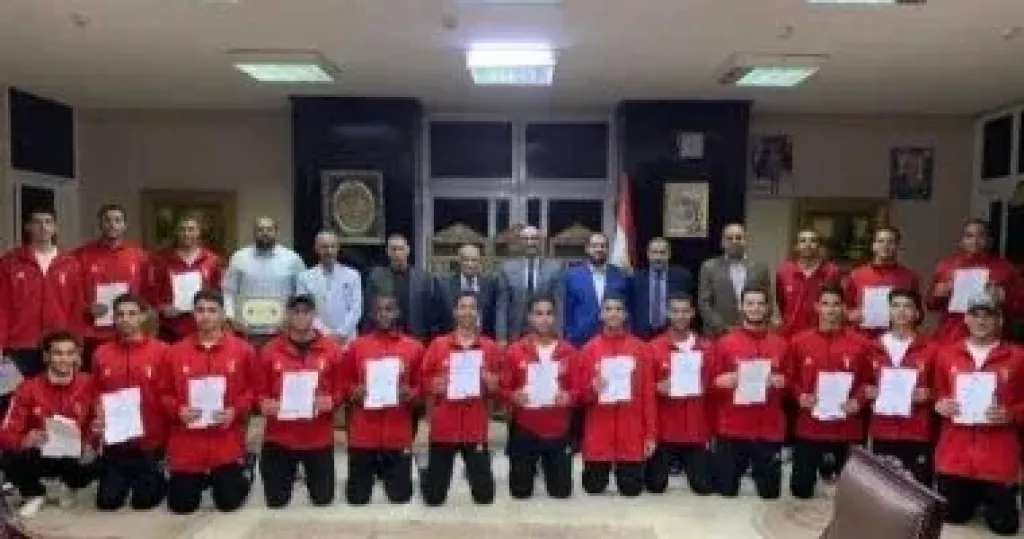 وكيل الرياضة بسوهاج يكرم لاعبي المشروع القومي للعمالقة والموهوبين لكرة اليد