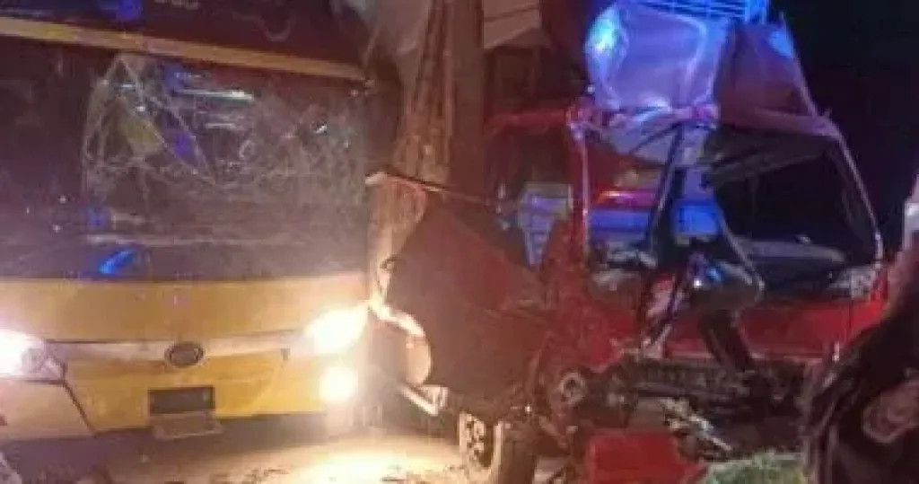 مصرع شخص ووالدته وإصابة 2 آخرين إثر حادث تصادم سيارتين بحدائق أكتوبر