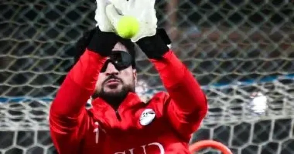 الحضري يقود تدريبات حراس منتخب مصر الثانى بالنظارات السوداء