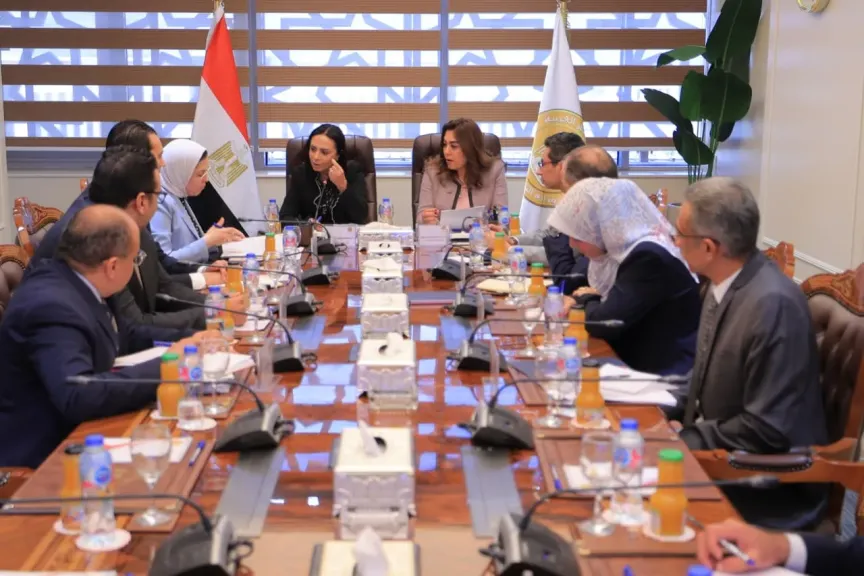 وزيرتا التنمية المحلية والتضامن تبحثان دعم جهود الهلال الأحمر المصري وبعض الملفات المشتركة بالمحافظات