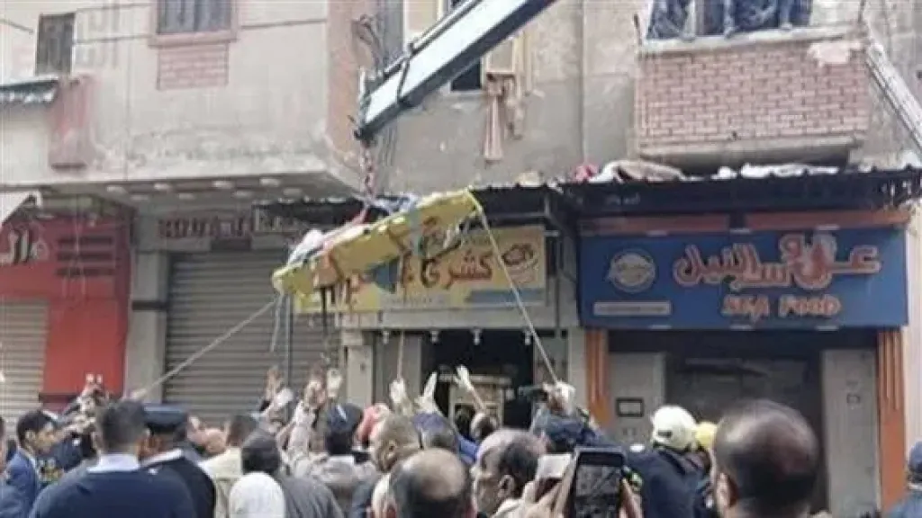 إصابة 3 أشخاص وإنقاذ خمسة فى انهيار عقار قديم بمنطقة كرموز بالإسكندرية