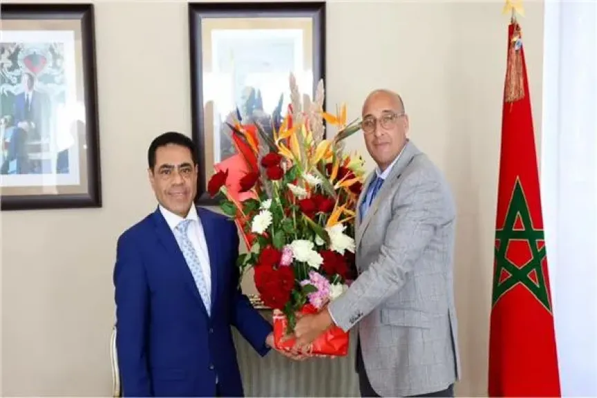 نائب رئيس نادي الجيش الملكي يستقبل بعثة الأهلي بمطار الرباط