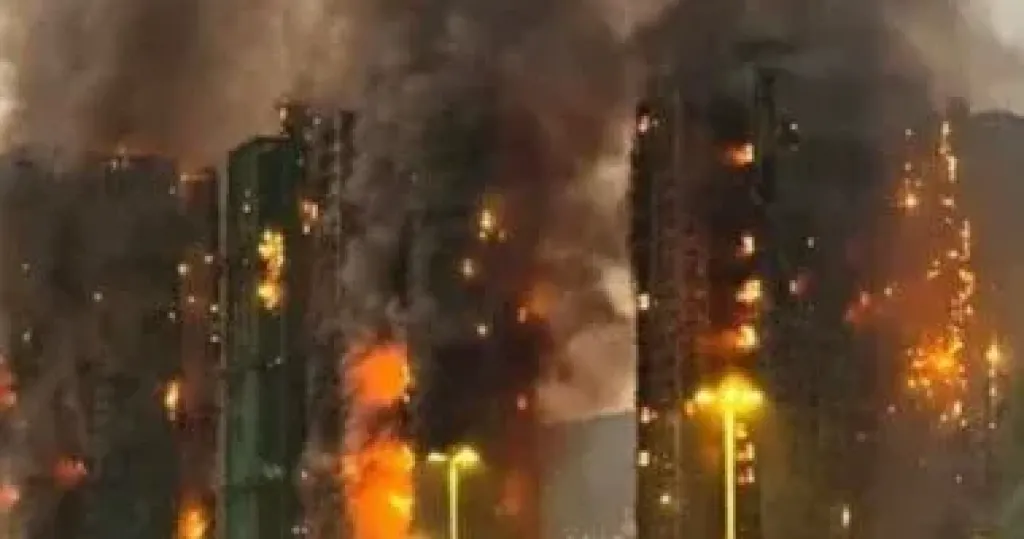 مصرع 13 فى حريق ضخم يلتهم مبانى سكنية فى هونج كونج