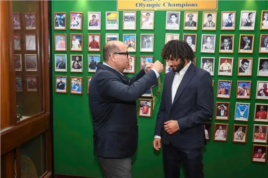 ياسر إدريس يعلن اختيار النني سفيرا للجنة الأولمبية.. ويهديه القلادة الذهبية