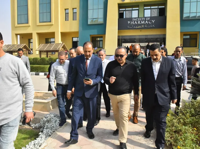 أسيوط يتفقد كليات جامعة سفنكس ويشيد بجودة الخدمات الطبية المقدمة للمواطنين