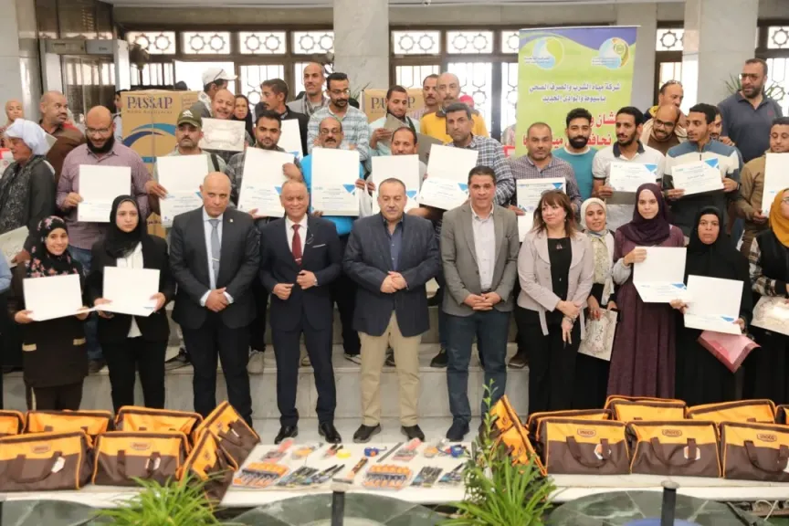 محافظ أسيوط يسلم حقائب السباكة الخفيفة لـ70 متدربًا ويؤكد تمكين مهني جديد