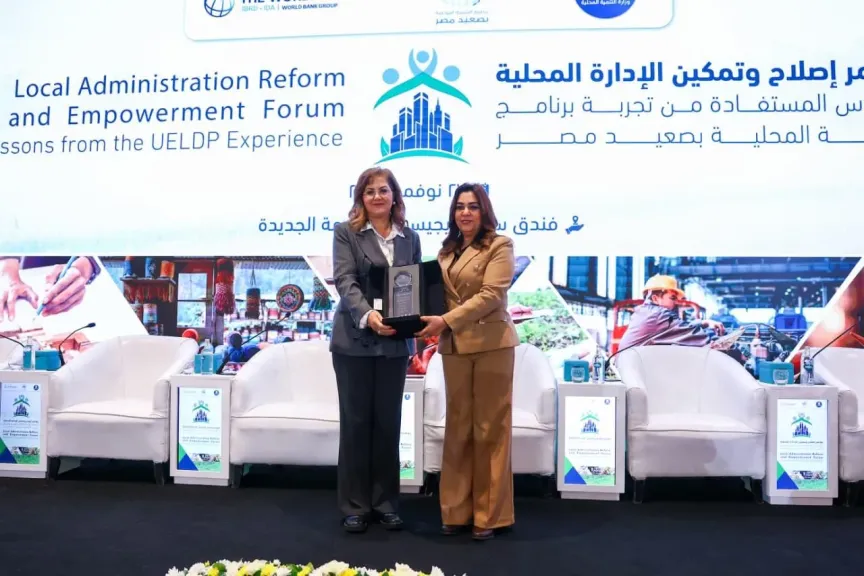 وزيرة التنمية المحلية تكرم معيط وهالة السعيد ومدير البنك الدولى فى مصر