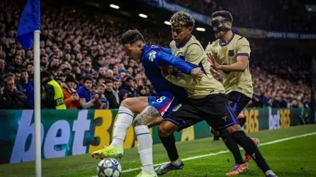 برشلونة يعلن غياب لاعب وسطه لمدة أسبوعين بسبب الإصابة