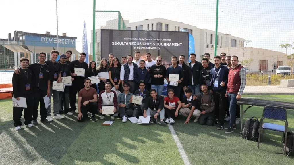 مباراة استعراضية بين عبد الرحمن سامح بطل العالم في الشطرنج و40 لاعبًا في آنٍ واحد