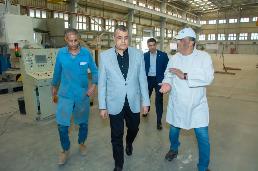 وزير الإنتاج الحربي يطمئن على سير العمل بشركة حلوان للصناعات غير الحديدية (مصنع 63 الحربي)