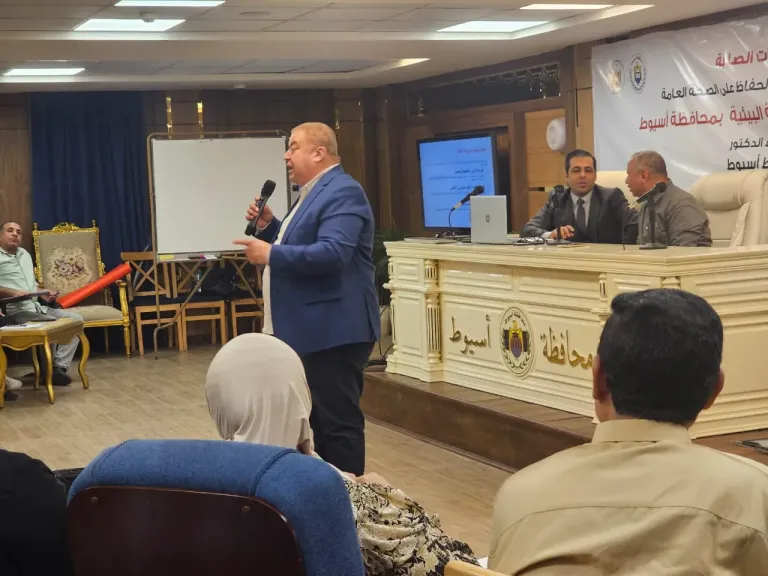 محافظ أسيوط: ورشة عمل استرشادية لتعزيز حملات التوعية البيئية ضمن أنشطة