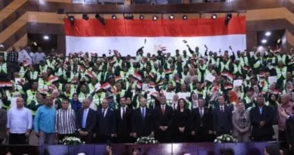 محافظ الجيزة يكرم 170 عاملا بالنظافة من المشاركين فى أعمال تجميل محيط المتحف الكبير