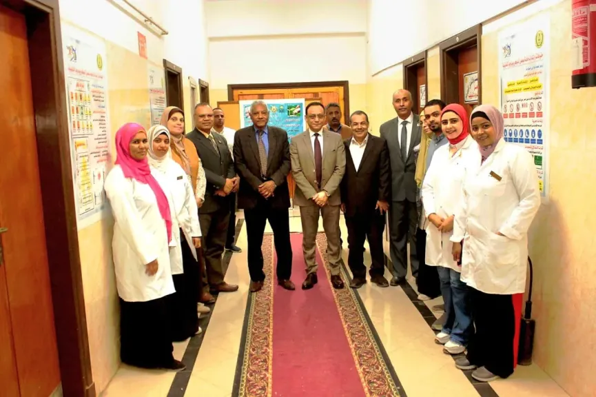 نائب رئيس جامعة أسيوط يتابع أداء المعامل المركزية بكلية الزراعة