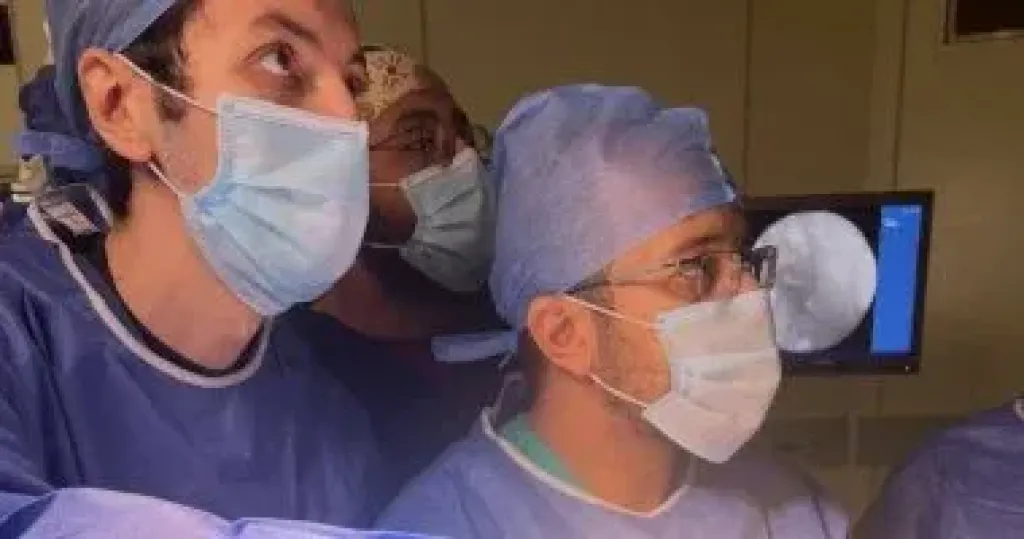 إجراء عملية جراحية معقدة لتثبيت كسر عنقي لشاب بجامعة كفر الشيخ