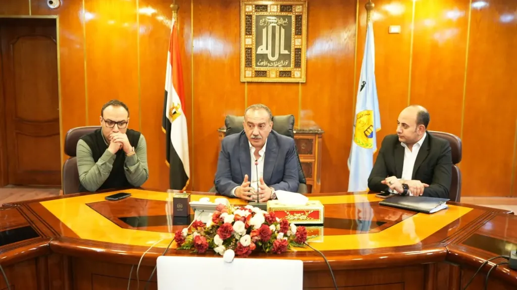 محافظ أسيوط يلتقي مسئولي جمعية سيدات الأعمال ويبحث دعم المشروعات