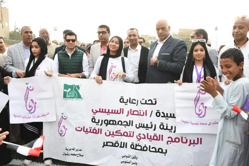 *وزير الشباب والرياضة يتفقد مركز شباب الحبيل بالاقصر ويفتتح ملعب خماسي