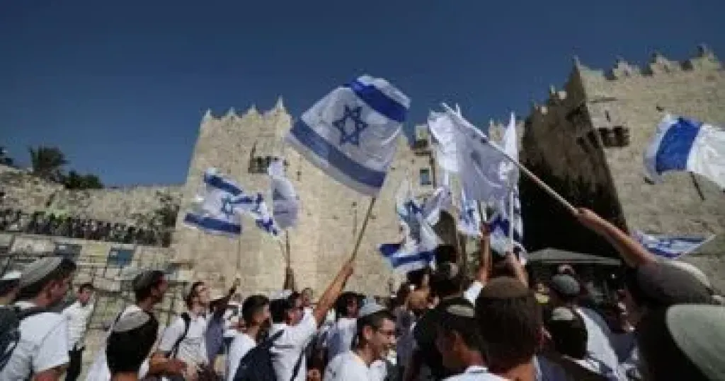 مستوطنون يحطمون محلا تجاريا شرق رام الله