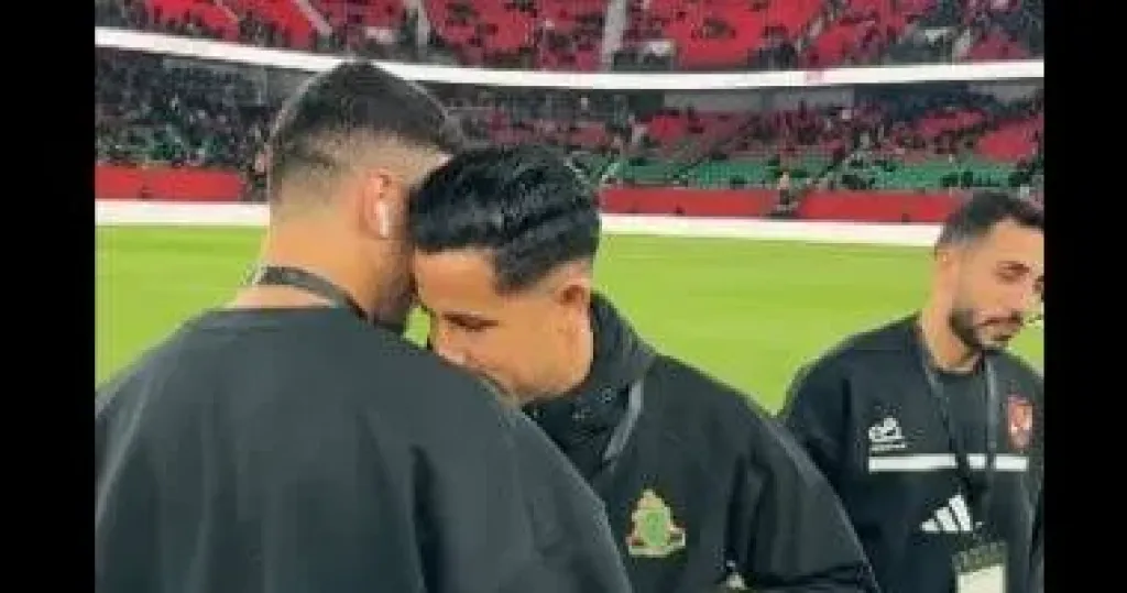 رضا سليم يستقبل لاعبى الأهلى بالأحضان قبل مباراة الجيش الملكى