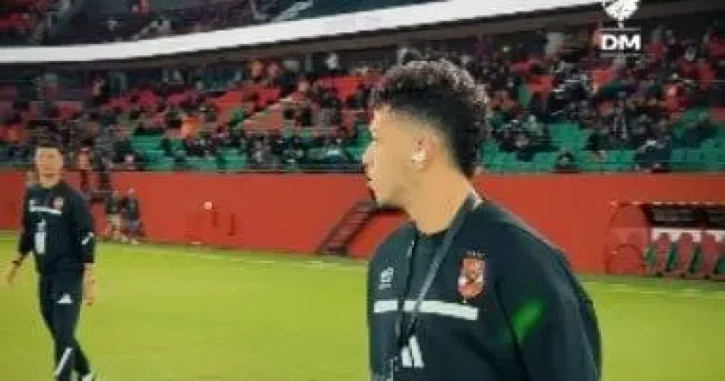 لاعبو الأهلى يعاينون ملعب مولاى الحسن قبل مباراة الجيش الملكى