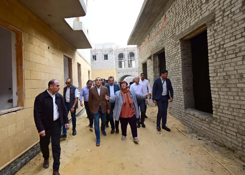 رئيس الوزراء يتفقد أعمال إعادة إحياء منطقة ”درب اللبانة”
