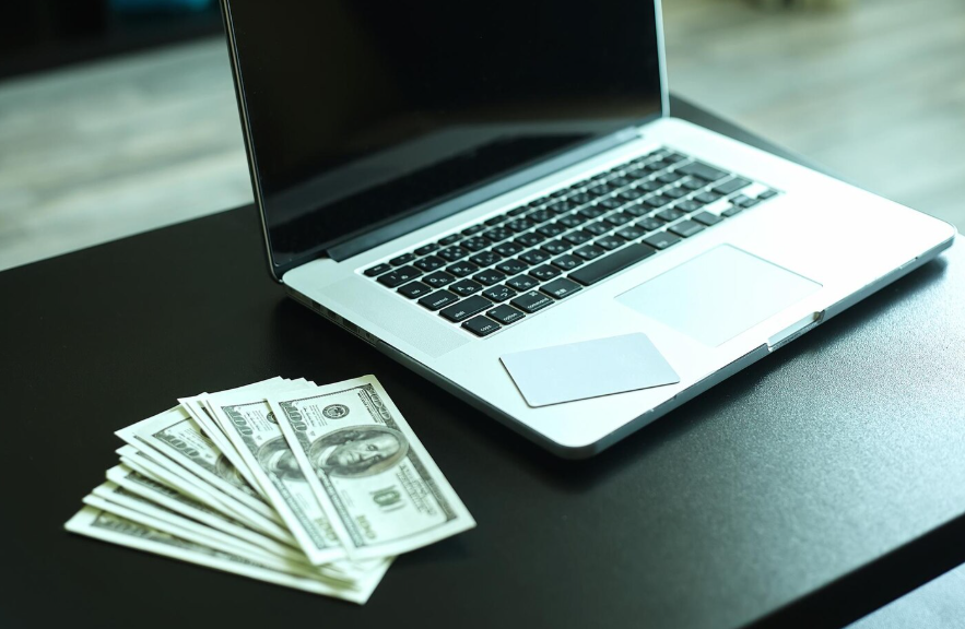 تجربة المستخدم في 2025: لماذا يعود الناس إلى المنصّات مراراً؟