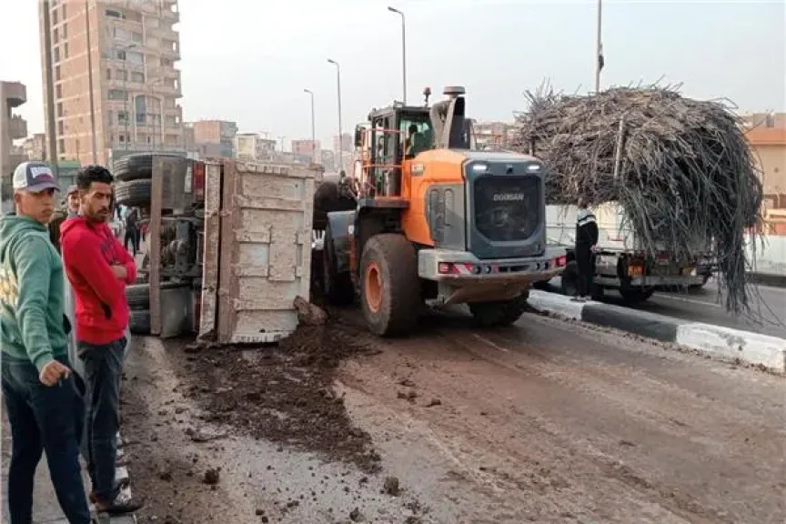تسيير حركة المرور بالطريق الزراعي بعد انقلاب سيارة أعلى كوبري الدلجمون بالغربية