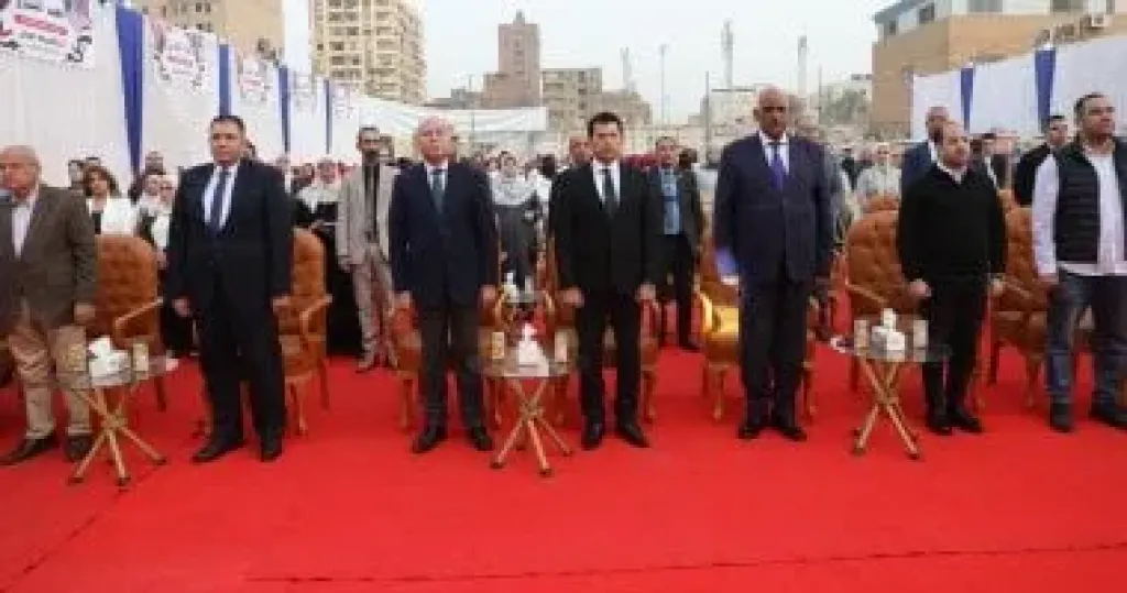 وزير الشباب ومحافظ القاهرة يشهدان توزيع جهاز 150 عروس ضمن فرحة مصر