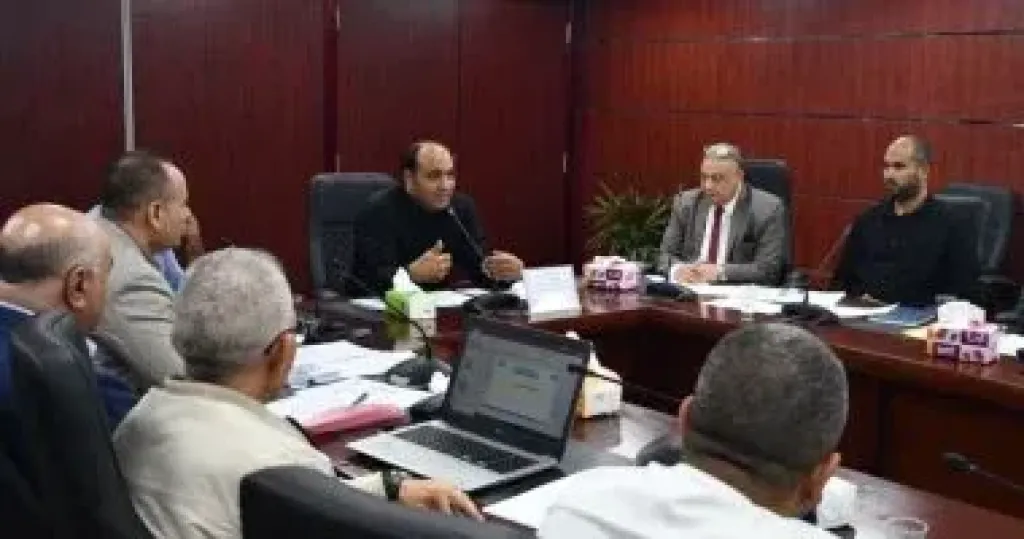 رئيس مياه الجيزة يجتمع بالقطاع التجارى والمتابعة ويشدد على تحسين الخدمات