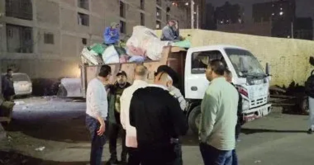 محافظة الجيزة تشن حملاتها على الفريزة والنباشين فى شارع فيصل