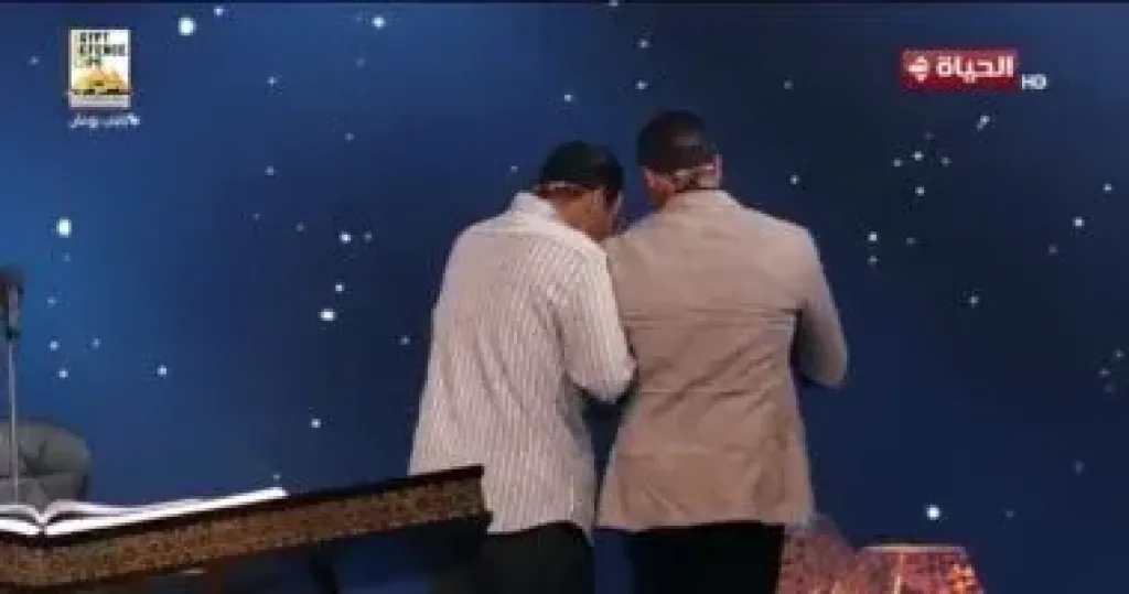 مصطفى حسنى يترك مقعده ليأخذ بيد المتسابق أحمد على ويوصله خارج الاستوديو