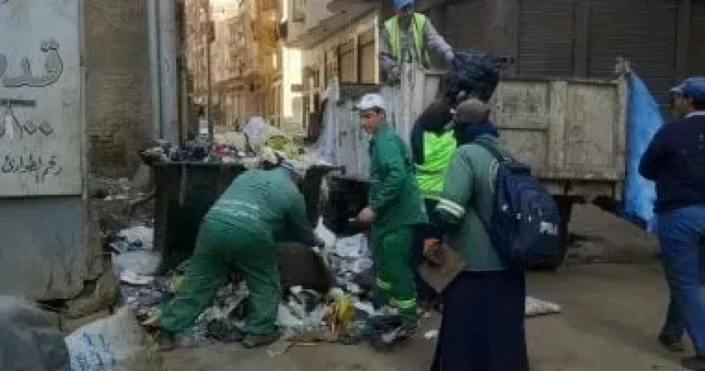 محافظة الجيزة تنفّذ حملات نظافة لرفع المخلفات أسفل محور عمرو بن العاص