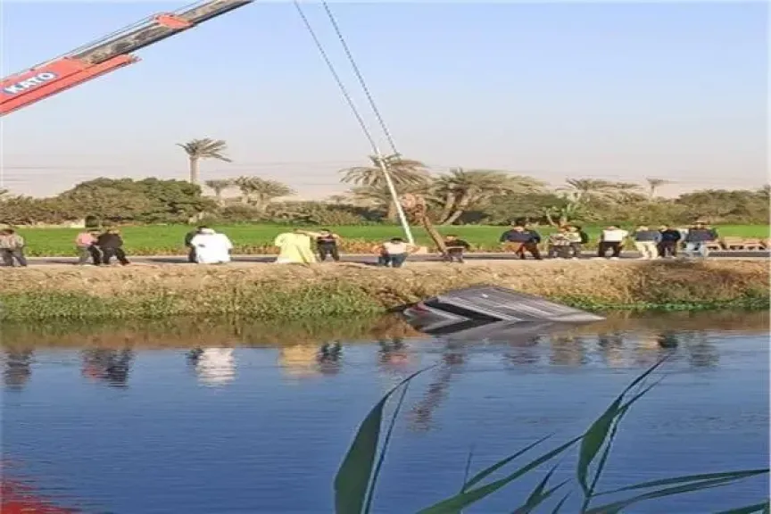 انتشال سيارة ملاكي سقطت داخل ترعة المريوطية بالبدرشين